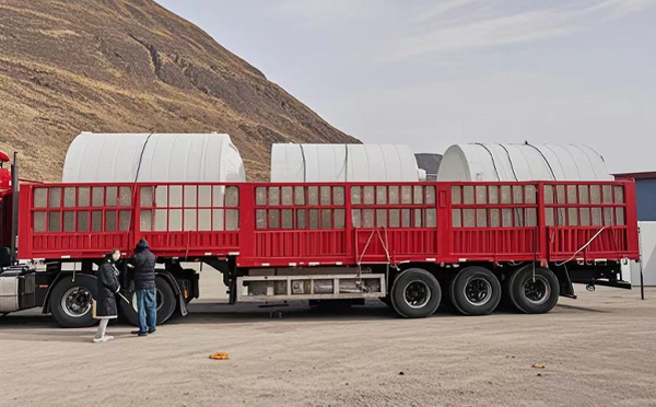 文殊镇塑料桶装车完毕准备运输中