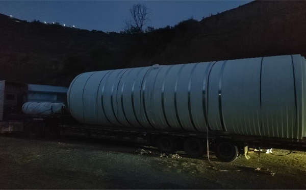 文殊镇圆桶运输途中